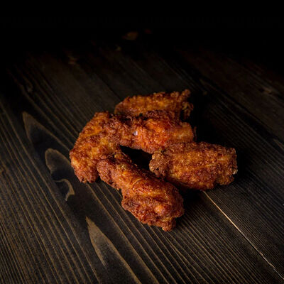 Куриные крылья в Happy burger day по цене 350 ₽