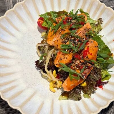 Салат с лососем татаки и кремом из цукини в Веранда по цене 990 ₽