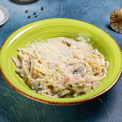 Спагетти с ветчиной и грибами в Фиеста по цене 550 ₽