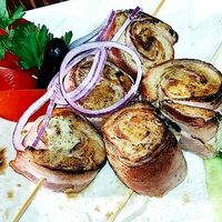 Шашлычки из куриных рулетиков в беконе в Кухня Хома