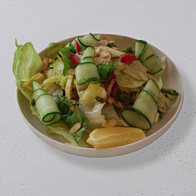 Теплый салат с курицей в Хлеб Насущный по цене 565 ₽