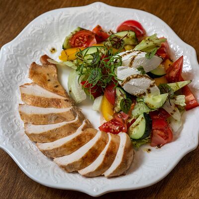Куриное филе с овощным салатом в Cook cafeshop по цене 790 ₽