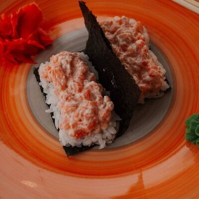 Хэнд-ролл с лососем в Япончик по цене 395 ₽