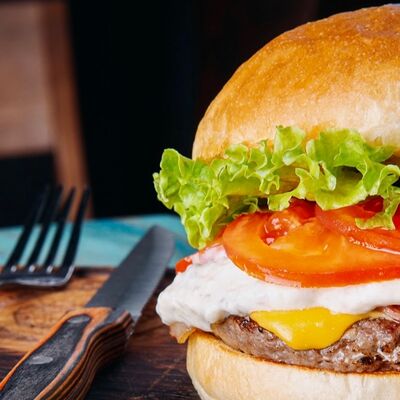 Бургер с грибами и беконом в Friends & Burgers по цене 950 ₽