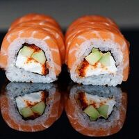 Филадельфия с лососем, икрой в Бандзай sushi