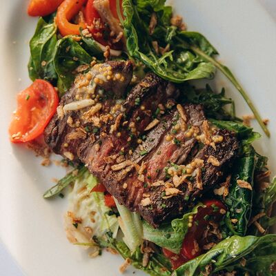 Стейк-салат с печеными овощами в Sava по цене 1090 ₽