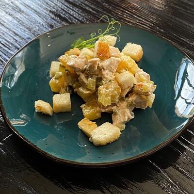 Салат из филе птицы с картофелем, гренками, соленым огурцом, майонезом и чесноком в Длинный нос по цене 195 ₽