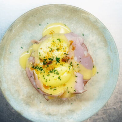 Бенедикт с мортаделлой и трюфельным соусом в Bro Bakery по цене 26 р.