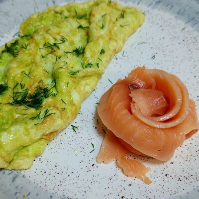 Зеленый омлет с красной рыбой в Оазис кафе по цене 420 ₽