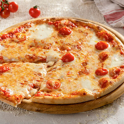 Пицца Маргарита Гурмэ 28 см в IL Патио по цене 599 ₽