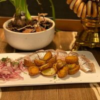 Бочковая селедочка с маслом, зеленым луком и обжаренным картофелем в Шеф Пушкин