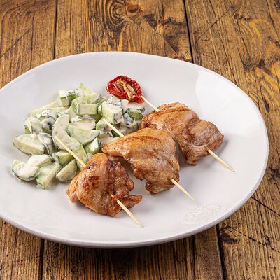 Куриный шашлычок с салатом из огурца в Сыроварня по цене 450