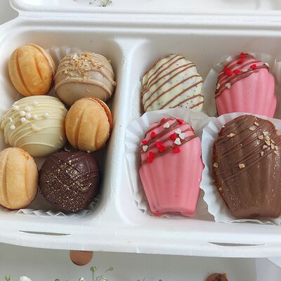 Набор десертов ассорти с мадлен в КивиТорт по цене 1700 ₽