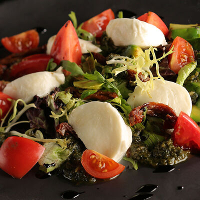 Салат с авокадо и моцареллой в Goodman по цене 490