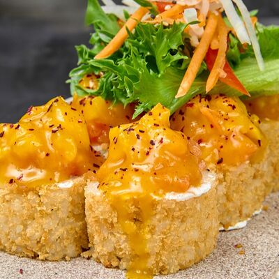 Хрустящий ролл с лососем и манго в 96 азиаток по цене 755 ₽