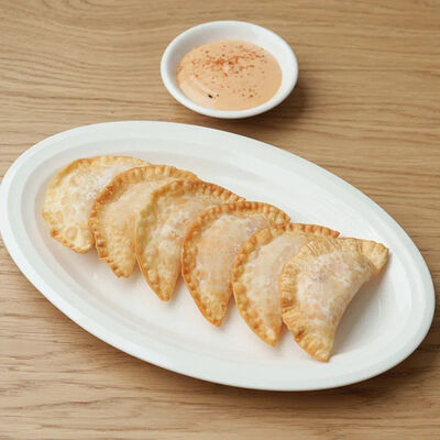 Маленькие чебуреки с крабом и страчателлой в Salt по цене 850 ₽