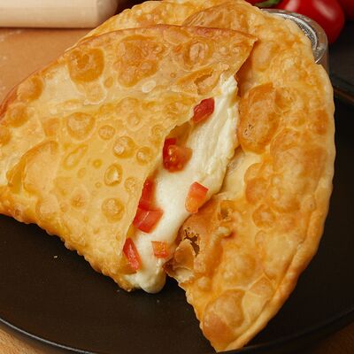 Чебурек Помидорка с моцареллкой в Чебуречная Дайте два, пожалуйста по цене 295 ₽