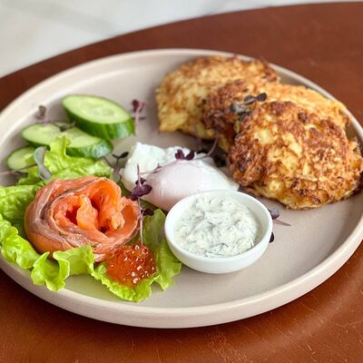 Оладьи из кабачков с слабосоленым лососем в Брускетта по цене 780 ₽