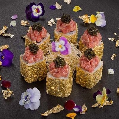 Ролл из тунца блюфин с черной икрой и золотом в Bluefin по цене 8220 ₽