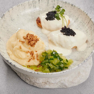 Щучьи котлетки с картофельным пюре и битыми огурцами в Family Grill по цене 810 ₽