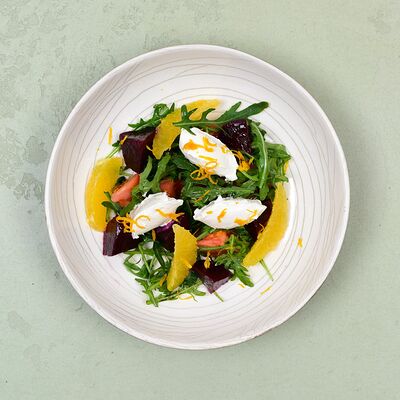 Салат с молодым сыром и свёклой в Пармезан и пури по цене 300 ₽