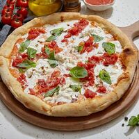 Пицца Кон Помодоро со страчателлой в Ginza Pizza