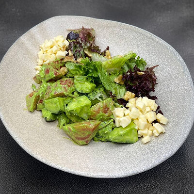 Овощной салат с кавказским песто, чеченской брынзой и карамелизированным орехом в Бумбараш по цене 465 ₽