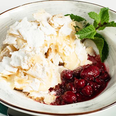 Мильфей с ягодным соусом в CASPARY BRAU по цене 360 ₽