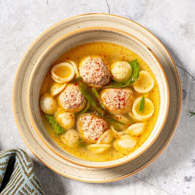 Суп с мини-митболами и пастой орекьетте в Мускат по цене 360 ₽