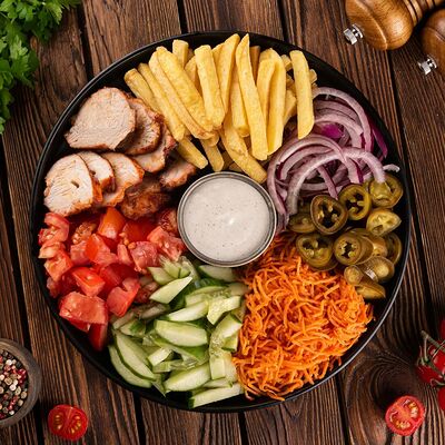 Шаверма на тарелке со свининой и курицей в Кухня 91 по цене 648 ₽