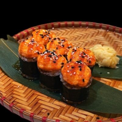 Запеченный ролл с креветкойв Сайгон по цене 710 ₽