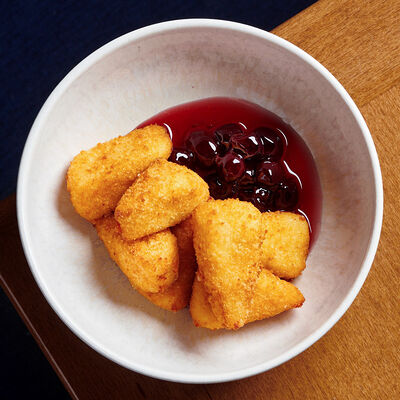 Жареный сыр сулугуни с соусом из вишни и рисового вина в Булгаков по цене 530 ₽