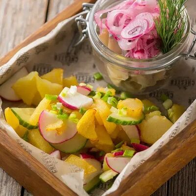 Слабосоленая скумбрия с теплым салатом из картофеля_ в Chester по цене 539 ₽