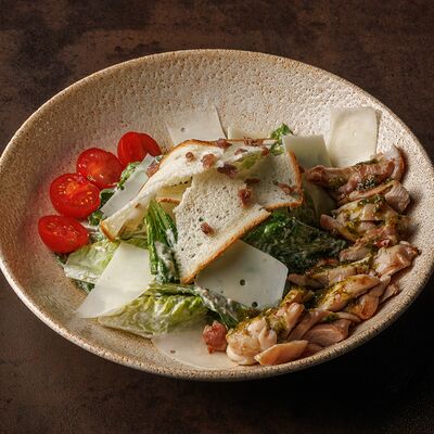 Цезарь с цыплёнком в Doge по цене 630 ₽