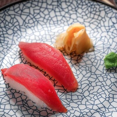 Нигири Тунец в Эбби Noodles & Sushi Bar по цене 380 ₽