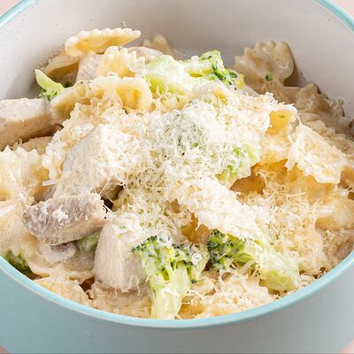 Фарфалле с курицей и брокколи в сливочном соусе в Avgust13 по цене 810 ₽