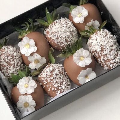 Клубника в шоколаде, коробочка комплиментв Fujibox по цене 1950 ₽