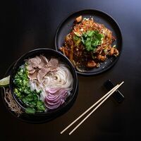 Фо-бо, лапша рисовая с курицей и морс в Том и ям