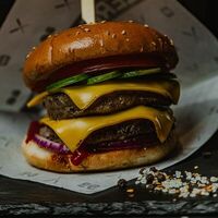 Бургер классика с двойной котлетойв Beer Garage