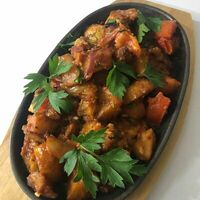 Скворчащая сковорода с говядиной в ПАБ Bootlegger