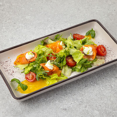 Салат с форелью и соусом манго-чили в Vaffel Норвежские вафли, завтраки, кофе по цене 690 ₽