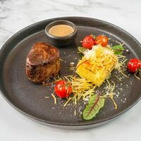 Филе-миньон с картофельным гратеном и перечным соусом в The Brasserie