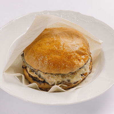 Smash бургер из телятины на картофельной бриоши в Saviv по цене 1120 ₽