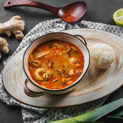 Суп Том ям с морепродуктами в Maki Family по цене 239