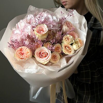 Сборный букет с гортензией и кустовой розой в CVETKOVSKII по цене 3264 ₽