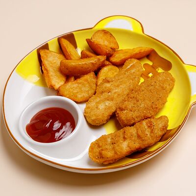 Куриные стрипсы с картофельными дольками в PastaMore по цене 450 ₽