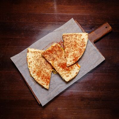 Кесадилья с цыпленком и кукурузой в Папа Рядом Гриль-паб по цене 545 ₽