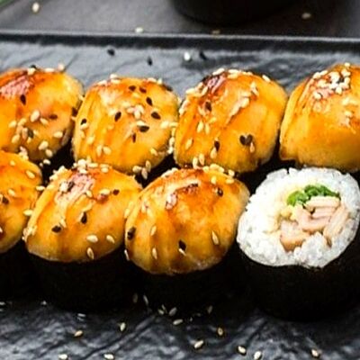 Ролл запеченный с кальмаром и окунем в Fish Roll по цене 1320 ₽