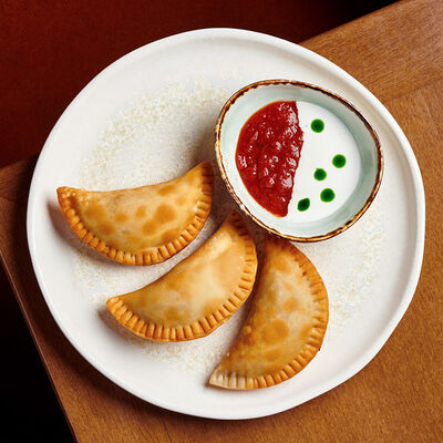 Маленькие чебуреки с мятным йогуртом и аджикой в Булгаков по цене 480 ₽