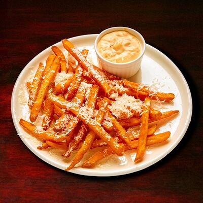 Батат фри с соусом айоли в Lions Head по цене 590 ₽
